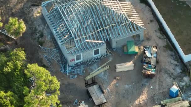 Letecký Pohled Nedokončený Obytný Dům Kovovou Střešní Konstrukcí Výstavbě Předměstí — Stock video