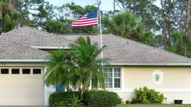플로리다 주택의 앞마당에서 흔들리는 미국의 줄무늬의 전망은 민주주의의 상징으로 배너를 — 비디오