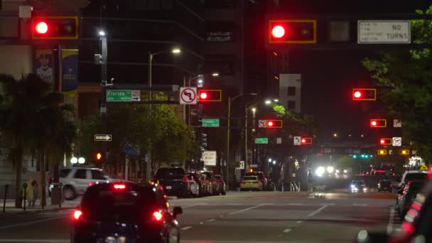 Trafik Işıkları Gece Hareket Halindeki Arabalarla Dolu Amerikan Kavşağı Abd — Stok video