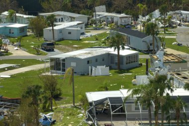 Doğal afetin sonuçları. Florida gezici ev bölgesinde Ian kasırgasından sonra ciddi hasar görmüş evler..