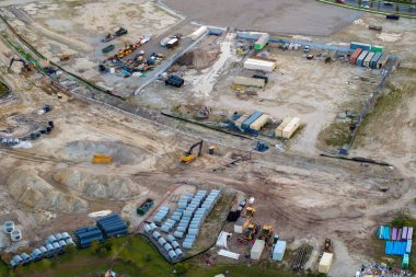 Amerikan banliyölerinde inşaat malzemeleri olan bir inşaat alanı. Konutların büyük gelişim alanının havadan görünüşü. ABD 'de emlak piyasası.