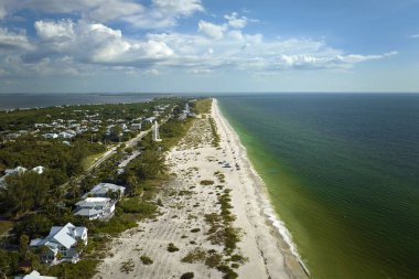 Boca Grande 'deki yeşil palmiye ağaçları arasında pahalı rıhtım evleri güneybatı Florida' daki Gasparilla Adası 'nda küçük bir kasaba. ABD 'de birinci sınıf konut geliştirme.