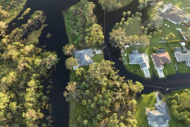 Florida yerleşim bölgesinde kasırga yağışı ile sel basmış evler. Doğal afetin sonuçları..