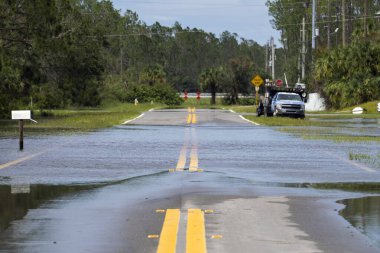 Şiddetli sağanak yağıştan sonra Florida 'da sel basmış yol.