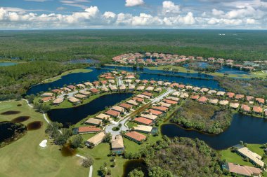Florida yerleşim bölgesindeki Ian kasırgasından sonra evlerin etrafını su basmış. Doğal afetin sonuçları..