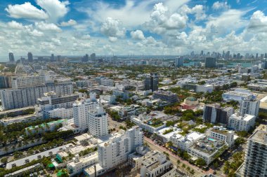 Yüksek lüks otelleri ve apartmanları olan Miami Beach City. Güney Florida, ABD 'de yüksek açılı turizm altyapısı.