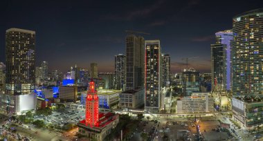 Florida, ABD 'de Miami Brickell şehir merkezinin gece şehir manzarası. Modern Amerikan megapolis 'inde yüksek gökdelen binaları olan gökyüzü çizgisi.