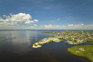 Everglades bataklığının su koyları ve kırsal özel evler arasındaki yeşil bitki örtüsü. Florida 'daki birçok tropikal türün doğal yaşam alanı..