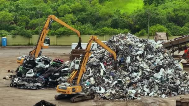Car Recycling Junkyard Heap Vehicle Frames Ready Utilization Industrial Claw — Stock Video