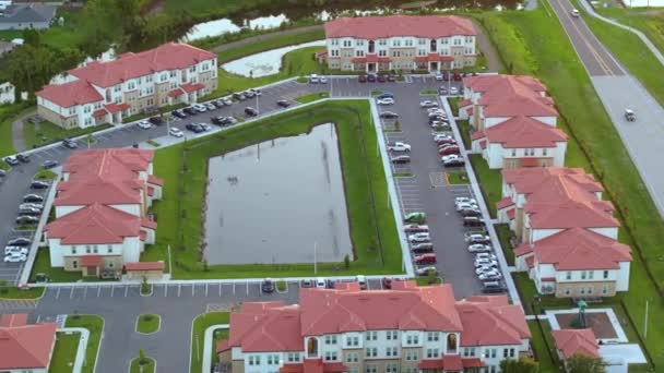 汽车停放在佛罗里达州郊区新公寓公寓的停车场上 安静社区的家庭住房 美国郊区的房地产开发 — 图库视频影像