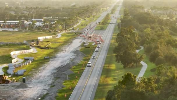 建設道路はアメリカの交通インフラに関するものである 移動交通と高速道路の道路の改修 国際輸送構想の策定 — ストック動画