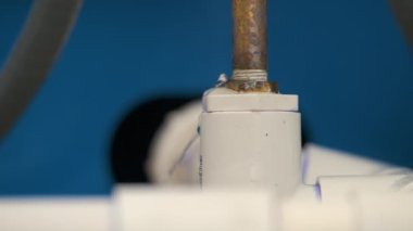 Amerikan evindeki su arıtma sisteminin plastik borularından su sızıyor..