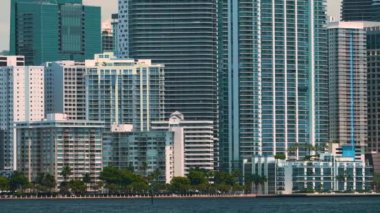 Miami Brickell, Florida, ABD. Şehir merkezindeki beton ve cam gökdelen binalar. Güneşli bir günde iş dünyasının finans bölgesiyle Amerikan megapolis 'i.