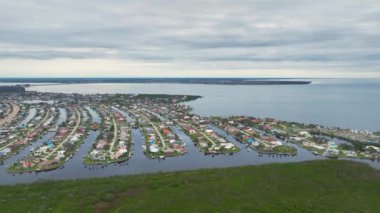 ABD 'de birinci sınıf konut geliştirme. Güneybatı Florida 'da yeşil palmiye ağaçları arasında pahalı rıhtım evleri var..