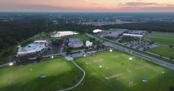 Δημόσιο Αθλητικό Στάδιο Νέους Παίζουν Ποδόσφαιρο Ηλιοβασίλεμα Έννοια Του Ενεργού — Αρχείο Βίντεο