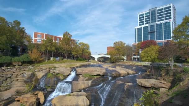 リーディ川滝はサウスカロライナ州グリーンビル市の中心街にある 滝公園リバーウォークリバティーブリッジで アメリカの旅行先 — ストック動画