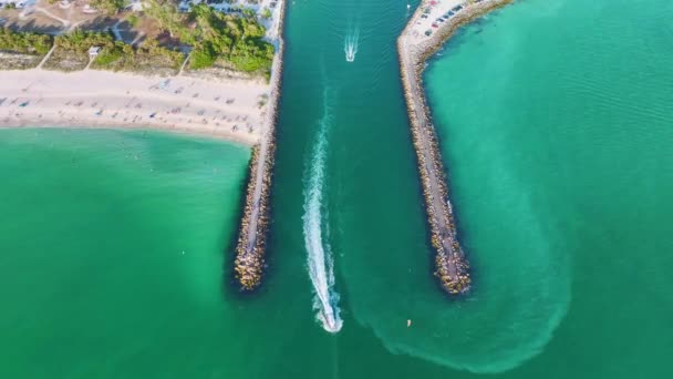 Barrera Embarcadero Roca Barcos Navegando Puerto Colorido Agua Del Océano — Vídeos de Stock
