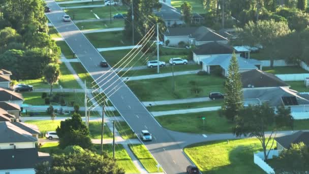 佛罗里达小镇上的乡村街道交通和驾驶汽车 美国郊区风景秀丽 住宅区安静 有私人住宅 — 图库视频影像