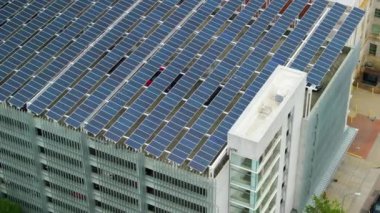Otoparkın üzerine gölge çatısı olarak güneş panelleri kurulmuş ve etkin temiz elektrik üretimi için park edilmiş arabalar var. Fotovoltaik teknoloji şehir altyapısına entegre edildi.