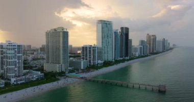 Newport Balıkçılık İskelesi, lüks deniz manzaralı otelleri ve Atlantik Okyanusu kıyısındaki apartman binaları olan Sunny Isles Beach şehri. Güney Florida 'daki Amerikan turizm altyapısı.