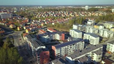 Linkoping City, İsveç 'teki en iyi apartman manzarası. Sakin bir mahallede aile evleri. İskandinav banliyölerinde gayrimenkul geliştirme.