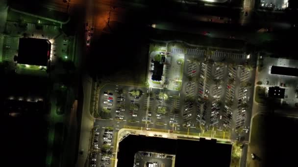 Vue Dessus Nombreuses Voitures Stationnées Nuit Sur Parking Lumineux Face — Video