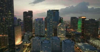 Miami Brickell 'in şehir merkezindeki şehir gece manzarası, Florida, ABD. Modern Amerikan megapolis 'indeki parlak gökdelen binalarıyla gökdelenler..
