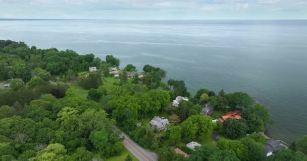 Dwa Piętrowe Domy Prywatne Przedmieściach Ontario Nad Brzegiem Jeziora Niedaleko — Wideo stockowe