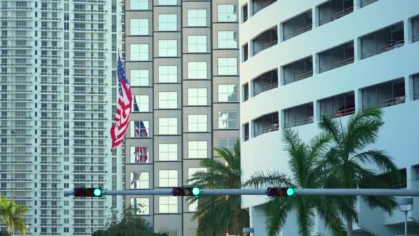 Bandera Nacional Estados Unidos Ondeando Viento Frente Horizonte Urbano Miami — Vídeo de stock