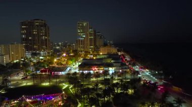 Fort Lauderdale 'deki Las Olas Sahili' nin gece görüşü. Yüksek ışıklandırılmış lüks oteller ve apartmanlar. Güney Amerika 'da turizm altyapısı.