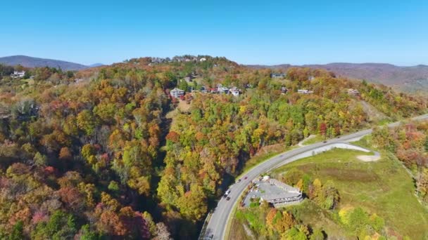从空中俯瞰北卡罗莱纳州山地住宅区山顶上昂贵的美国住房 新家庭住房作为美国郊区房地产开发的范例 — 图库视频影像