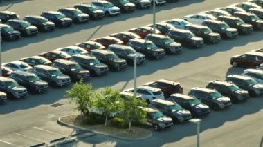 Satılık bir sürü yeni arabasıyla bayilik otoparkının havadan görüntüsü. Amerikan otomotiv endüstrisinin gelişimi.