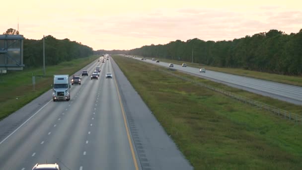 Amerikanische Autobahn Mit Vielen Fahrenden Autos Berufsverkehr Florida Verkehrsinfrastruktur Den — Stockvideo