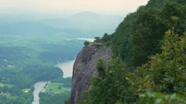 Amerikan seyahat rotası Appalachian dağlarında. Ünlem Noktası Yürüyüşü Kuzey Carolina, ABD 'deki Chimney Rock State Park' a tepeden bakıyor.