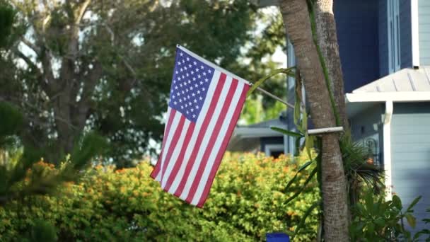 Floridai Külvárosi Ház Amerikai Nemzeti Zászlóval Szélben Udvaron Amerikai Csillagok — Stock videók