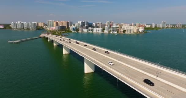 Florida Seyahat Sarasota Şehir Merkezinde Ringling Köprüsü Pahalı Deniz Manzaralı — Stok video
