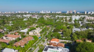 Fort Lauderdale 'de yeşil palmiye ağaçları arasında pahalı rıhtım evleri var. Florida 'nın zengin mahallesinin manzarası. ABD Premium Konutlarının Geliştirilmesi.