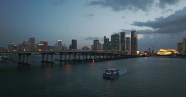 Gece yarısı Miami, Florida 'daki geniş otoyol köprüsünde Amerikan şehrinde yoğun trafik vardı. Kentsel ulaşım altyapısı üzerine gökdelen binaları
