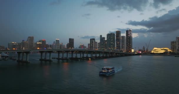 美国城市市区晚上在佛罗里达州迈阿密的宽阔公路桥上交通繁忙 城市交通基础设施上方的摩天大楼 — 图库视频影像