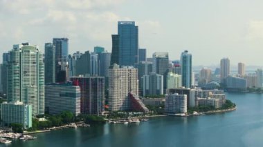 Miami Brickell, Florida, ABD. Amerikan şehir merkezinin hava manzarası. Modern ABD megapolis 'teki yüksek ticari ve meskun gökdelen binaları.