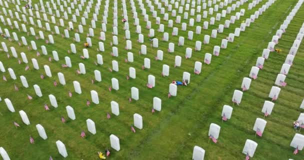 記念の日のコンセプト 緑の芝生の上に白い墓の石の行を持つ大きなサラソータ国立墓地の空中ビュー — ストック動画