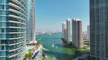 Miami City şehir merkezinde Miami Nehri 'nde, Florida, ABD' deki beton ve cam gökdelen binaları arasında lüks yatları olan bir şehir. Modern Amerikan megapolis kentsel manzarası.