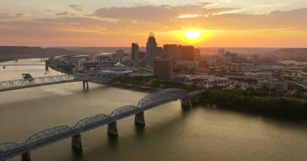 Ohio Abd Nin Cincinnati Şehrinin Şehir Merkezindeki Gece Şehir Manzarası — Stok video