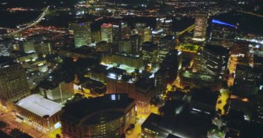 Virginia, ABD 'nin Richmond şehrinin şehir merkezindeki gece kentsel manzarası. Modern Amerikan megapolis 'indeki parlak gökdelen binalarıyla gökdelenler.