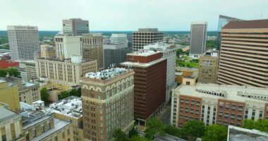 Richmond Virginia şehir merkezindeki şehir mimarisi. Yüksek binaları olan panoramik iş bölgesi manzarası