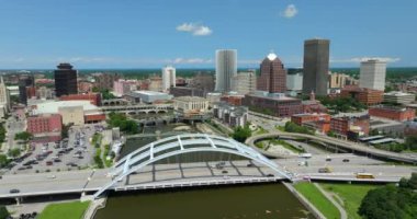 New York 'un kuzeyindeki Genesee Nehri üzerindeki Frederick Douglass Susan B. Anthony Memorial Köprüsü' nde arabaları olan Rochester şehri. ABD 'de şehir mimarisi.