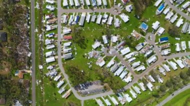 Florida yerleşim bölgesindeki Ian kasırgasından sonra ağır hasar görmüş mobil evler. Doğal afetin sonuçları..