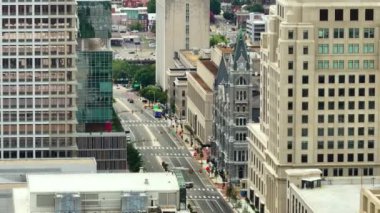 Richmond Virginia 'nın tarihi şehir merkezindeki Broad Caddesi. Tarihi eski belediye binası. ABD 'de mimarlık