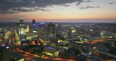 Ohio eyaletindeki Cincinnati şehrinde şehir merkezindeki yüksek gökdelen binaları aydınlık. Amerikan megapolis 'i ve geceleri finans bölgesi.
