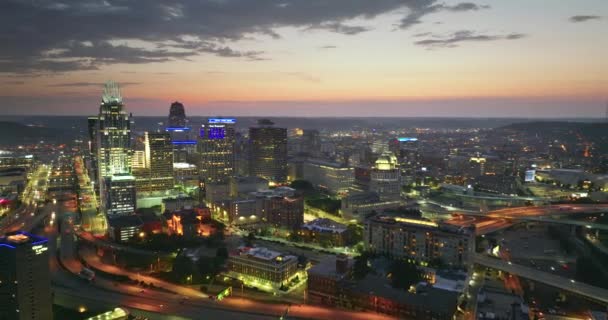 オハイオ州のシンシナティ市は ダウンタウン地区の高層ビルを明るく照らしました 夜のビジネス金融地区を持つアメリカのメガポリス — ストック動画